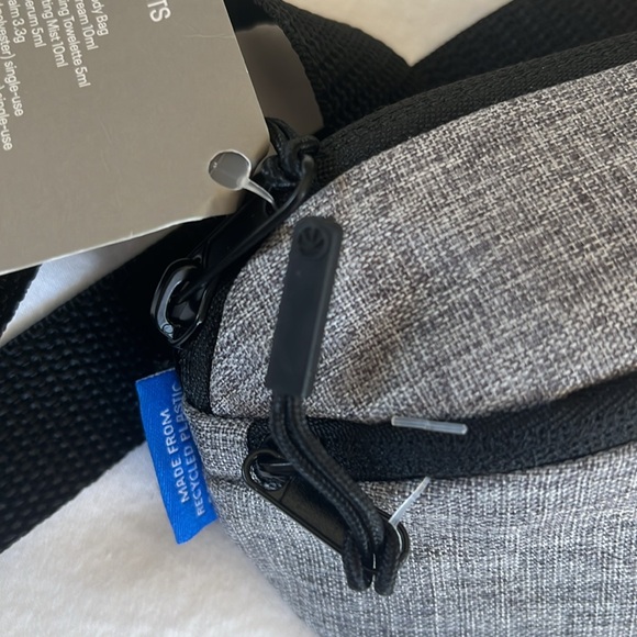 Therabody United Airlines NWT business class kit, never opened, cross body/waist - Picture 6 of 6